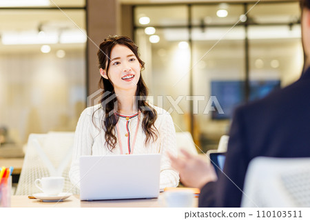 在共享辦公空間工作的商務人士攝影合作:WEEK Shiba Daimon(Sun Frontier Real Estate) 在共享辦公空間工作的商務人士攝影合作:WEEK Shiba Daimon(Sun Frontier Real Estate) 110103511