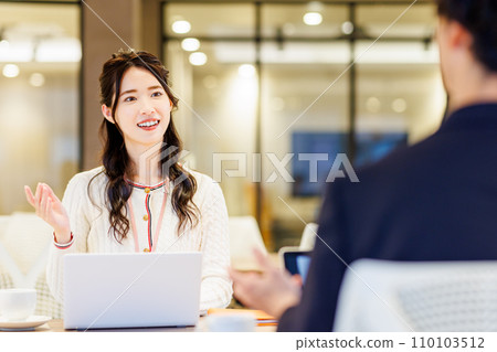 在共享辦公空間工作的商務人士攝影合作:WEEK Shiba Daimon(Sun Frontier Real Estate) 在共享辦公空間工作的商務人士攝影合作:WEEK Shiba Daimon(Sun Frontier Real Estate) 110103512