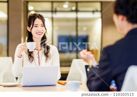 Business people working in a coworking space Photography cooperation: WEEK Shiba Daimon (Sun Frontier Real Estate) 110103513