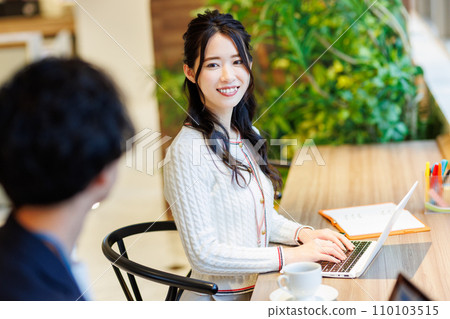 在共享辦公空間工作的商務人士攝影合作:WEEK Shiba Daimon(Sun Frontier Real Estate) 在共享辦公空間工作的商務人士攝影合作:WEEK Shiba Daimon(Sun Frontier Real Estate) 110103515