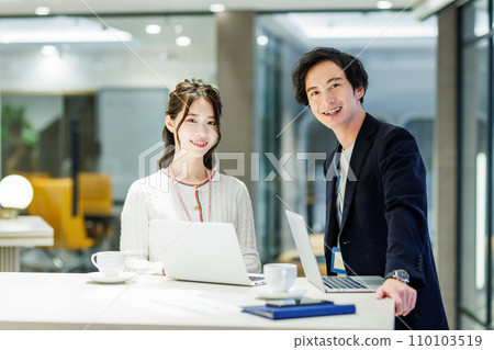 在共享辦公空間工作的商務人士攝影合作:WEEK Shiba Daimon(Sun Frontier Real Estate) 在共享辦公空間工作的商務人士攝影合作:WEEK Shiba Daimon(Sun Frontier Real Estate) 110103519