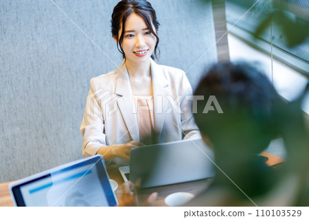 在共享辦公空間工作的商務人士攝影合作:WEEK Shiba Daimon(Sun Frontier Real Estate) 在共享辦公空間工作的商務人士攝影合作:WEEK Shiba Daimon(Sun Frontier Real Estate) 110103529