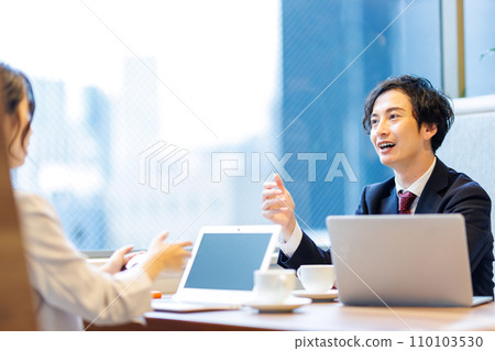 在共享辦公空間工作的商務人士攝影合作:WEEK Shiba Daimon(Sun Frontier Real Estate) 在共享辦公空間工作的商務人士攝影合作:WEEK Shiba Daimon(Sun Frontier Real Estate) 110103530