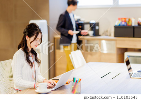 Business people working in a coworking space Photography cooperation: WEEK Shiba Daimon (Sun Frontier Real Estate) 110103543