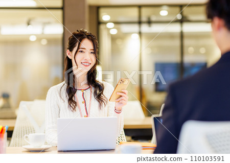 Business people working in a coworking space Photography cooperation: WEEK Shiba Daimon (Sun Frontier Real Estate) 110103591