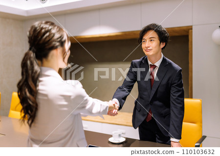 Business people shaking hands Photography cooperation: WEEK Shiba Daimon (Sun Frontier Real Estate) 110103632