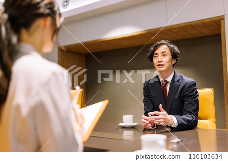 Businessperson having a conversation Photography cooperation: WEEK Shiba Daimon (Sun Frontier Real Estate) 110103634