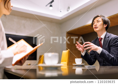 Businessperson having a conversation Photography cooperation: WEEK Shiba Daimon (Sun Frontier Real Estate) 110103635