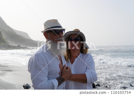lifestyle with caucasian senior couple 110103754