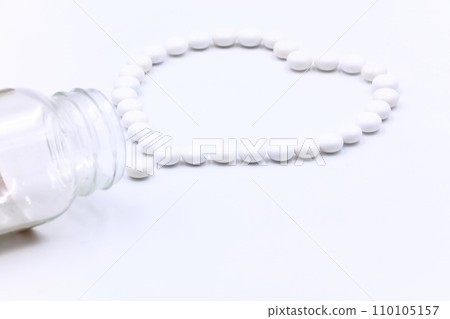 Image of medicine/tablets (heart-shaped speech bubble) 110105157