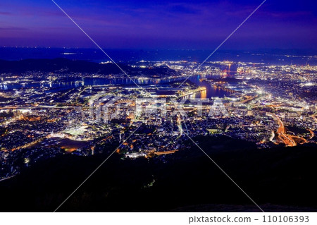 從福岡縣更倉山展望台看到的北九州市夜景（舊八幡製鋼所方向） 110106393