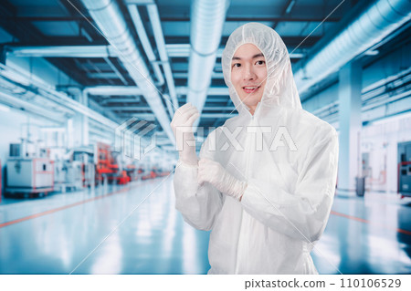一名男子進入工廠無塵室 110106529