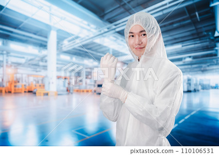 一名男子進入工廠無塵室 110106531