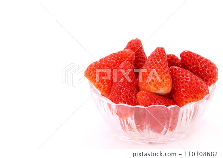 來自靜岡縣的鮮紅色草莓 Akihime Akihime 明亮的背景玻璃容器 110108682