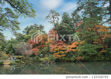 Kenrokuen's Hyōike Pond in autumn leaves 110108793