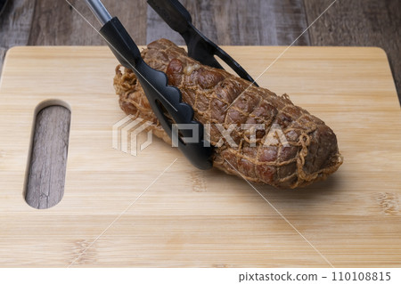 Lift the chashu with tongs Lift the chashu with tongs 110108815