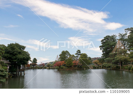 Kenrokuen's Kasumigaike in autumn leaves Kenrokuen's Kasumigaike in autumn leaves 110109005