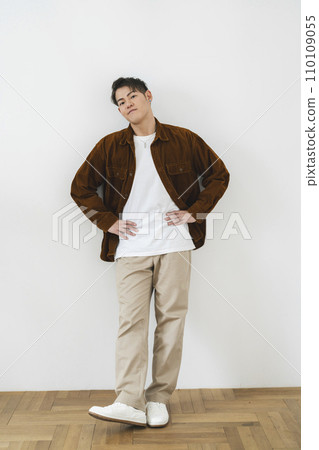 Man in his 30s looking at camera, whole body 110109055