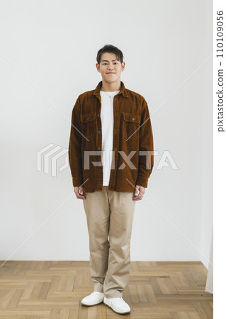 Man in his 30s looking at camera, whole body 110109056