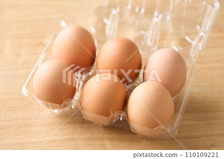 eggs in a plastic container eggs in a plastic container 110109221