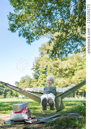 快樂的老年婦女在吊床上放鬆 110109273