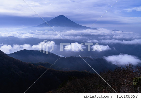 Mt. Fuji floating above the clouds - Mt. Odake - Spectacular view from the Onigatake ridgeline 110109558