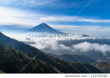 浮在雲端的富士山 - 小嶽 - 從鬼嶽山脊線看到的壯麗景色 浮在雲端的富士山 - 小嶽 - 從鬼嶽山脊線看到的壯麗景色 110109560