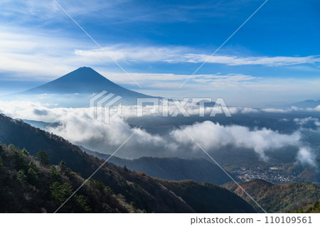 浮在雲端的富士山 - 小嶽 - 從鬼嶽山脊線看到的壯麗景色 浮在雲端的富士山 - 小嶽 - 從鬼嶽山脊線看到的壯麗景色 110109561