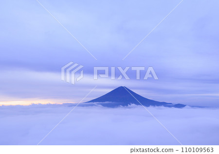 Mt. Fuji floating above the clouds - Mt. Odake - Spectacular view from the Onigatake ridgeline 110109563