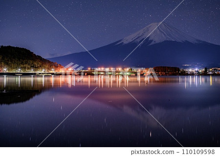 Spectacular view of upside-down Fuji and the starry sky reflected in Lake Kawaguchi 110109598