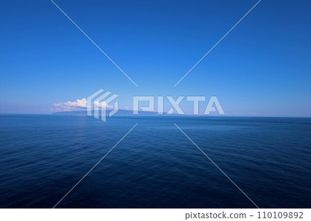 北海道的夏天，從日本海一側的渡輪上眺望大海中的孤島奧尻島，對岸的奧尻島，懸崖陡峭的孤島，從夏天到秋天 110109892