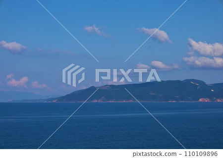 北海道的夏天,從日本海一側的渡輪上眺望大海中的孤島奧尻島,對岸的奧尻島,懸崖陡峭的孤島,從夏天到秋天 北海道的夏天,從日本海一側的渡輪上眺望大海中的孤島奧尻島,對岸的奧尻島,懸崖陡峭的孤島,從夏天到秋天 110109896
