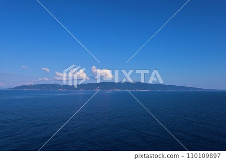 北海道的夏天,從日本海一側的渡輪上眺望大海中的孤島奧尻島,對岸的奧尻島,懸崖陡峭的孤島,從夏天到秋天 北海道的夏天,從日本海一側的渡輪上眺望大海中的孤島奧尻島,對岸的奧尻島,懸崖陡峭的孤島,從夏天到秋天 110109897