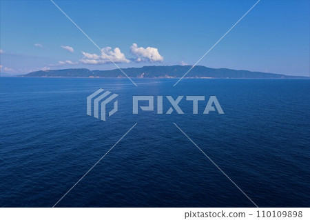 北海道的夏天,從日本海一側的渡輪上眺望大海中的孤島奧尻島,對岸的奧尻島,懸崖陡峭的孤島,從夏天到秋天 北海道的夏天,從日本海一側的渡輪上眺望大海中的孤島奧尻島,對岸的奧尻島,懸崖陡峭的孤島,從夏天到秋天 110109898
