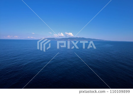 北海道的夏天，從日本海一側的渡輪上眺望大海中的孤島奧尻島，對岸的奧尻島，懸崖陡峭的孤島，從夏天到秋天 110109899