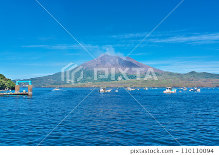 [Sakurajima from Kaigata Fishing Port] Kaigata, Tarumi City, Kagoshima Prefecture 110110094