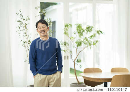 一名50多歲的男子對著鏡頭微笑 一名50多歲的男子對著鏡頭微笑 110110147