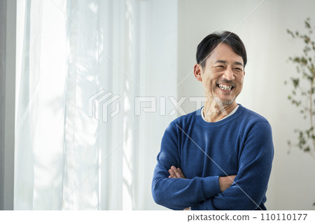 一個 50 多歲的微笑男人的肖像 一個 50 多歲的微笑男人的肖像 110110177