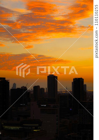 大阪市，中央區，黃昏時的谷町筋，從塔樓公寓看到的大阪暮光之城，橙色的日落 110110255