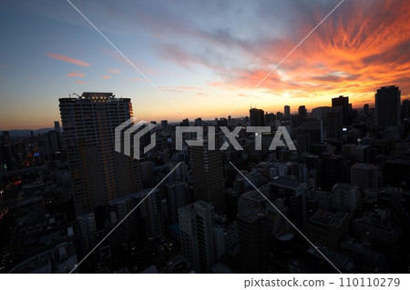 大阪市，中央區，黃昏時的谷町筋，從塔樓公寓看到的大阪暮光之城，橙色的日落 110110279