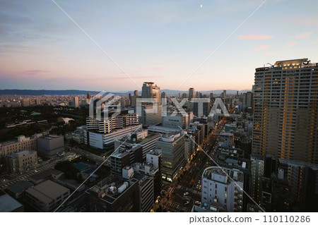 大阪市，中央區，黃昏時的谷町筋，從塔樓公寓看到的大阪暮光之城，橙色的日落 110110286
