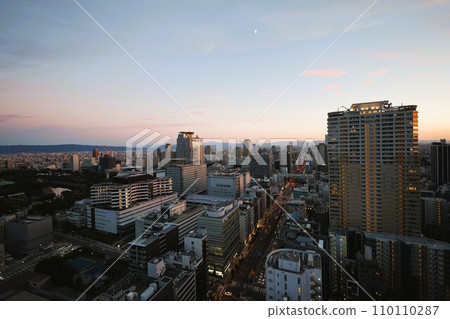 大阪市，中央區，黃昏時的谷町筋，從塔樓公寓看到的大阪暮光之城，橙色的日落 110110287