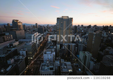 大阪市，中央區，黃昏時的谷町筋，從塔樓公寓看到的大阪暮光之城，橙色的日落 110110288