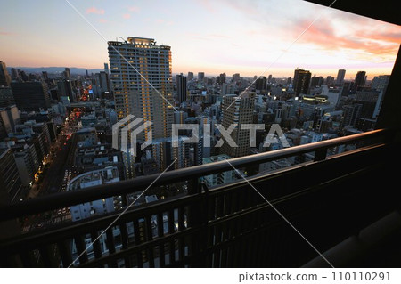 大阪市,中央區,黃昏時的谷町筋,從塔樓公寓看到的大阪暮光之城,橙色的日落 大阪市,中央區,黃昏時的谷町筋,從塔樓公寓看到的大阪暮光之城,橙色的日落 110110291