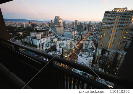 大阪市,中央區,黃昏時的谷町筋,從塔樓公寓看到的大阪暮光之城,橙色的日落 大阪市,中央區,黃昏時的谷町筋,從塔樓公寓看到的大阪暮光之城,橙色的日落 110110292