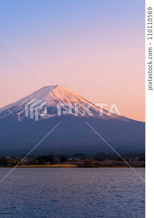 黃昏的富士山（從河口湖畔） 110110569
