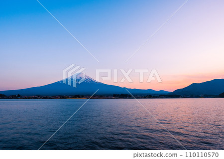 黃昏的富士山（從河口湖畔） 110110570