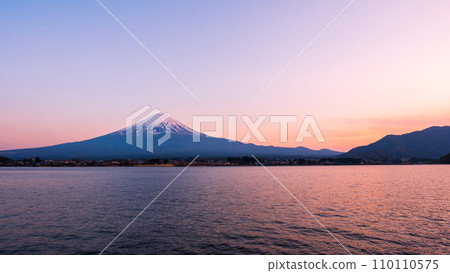 黃昏的富士山(從河口湖畔) 黃昏的富士山(從河口湖畔) 110110575