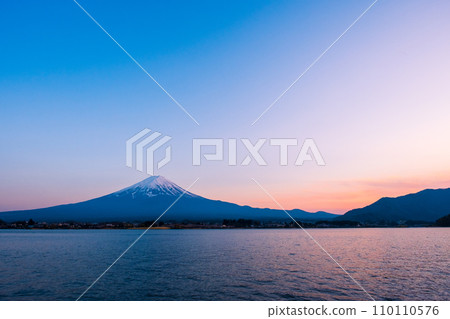 黃昏的富士山（從河口湖畔） 110110576