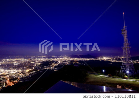 從福岡縣更倉山展望台看到的北九州市夜景(小倉、關門海峽方向) 從福岡縣更倉山展望台看到的北九州市夜景(小倉、關門海峽方向) 110110811